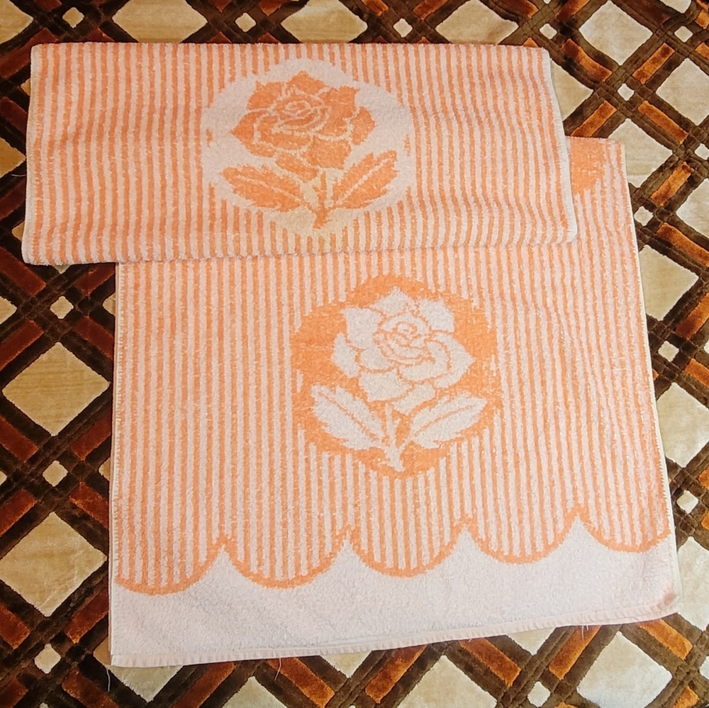 Vintage pair of Haynes Bathtowels